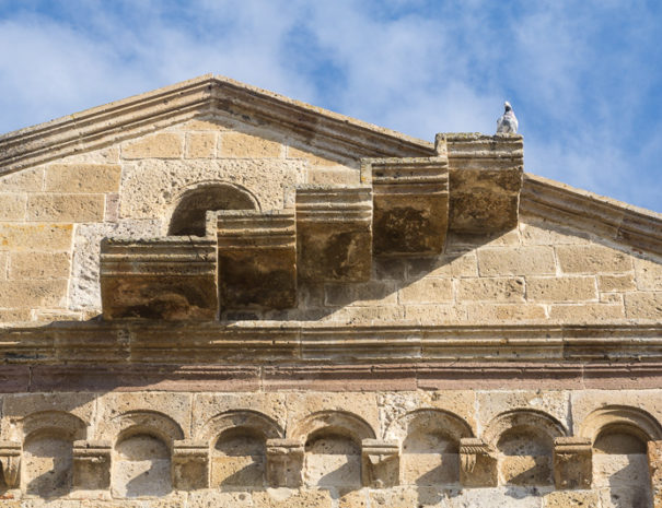 Dettaglio scale sul fronte della chiesa